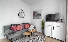 M&R Apartament Airport&Business Wynalazek - Fast Wi-Fi - Underground Garage - Self Check-In - Netflix - 6 Min From Chopin Airport
